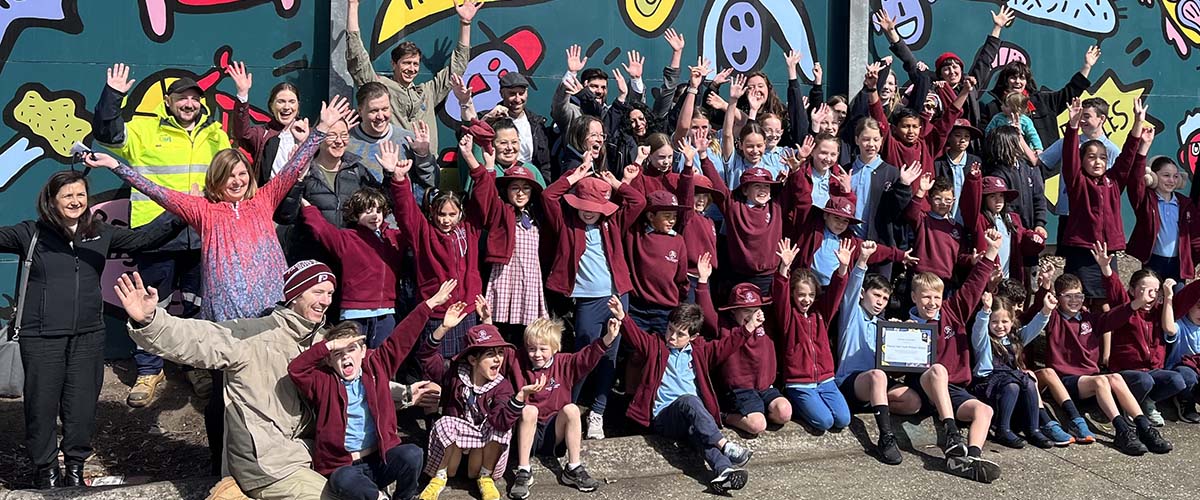 Pascoe Vale South Primary School students in front of the wall with the art mural